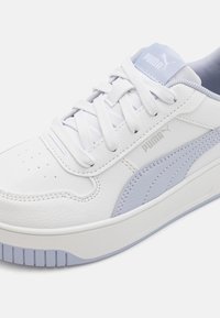 Weiße Leder-Sneaker mit hellblauen Akzenten und strukturiertem Seitenpanel. Verfügt über runde Schnürsenkel, perforierte Zehenpartie und eine griffige Sohle.