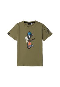 T-shirt à manches courtes vert olive en coton, avec un graphique coloré de skateboard et un design de texte à l'avant et une signature sur la manche.