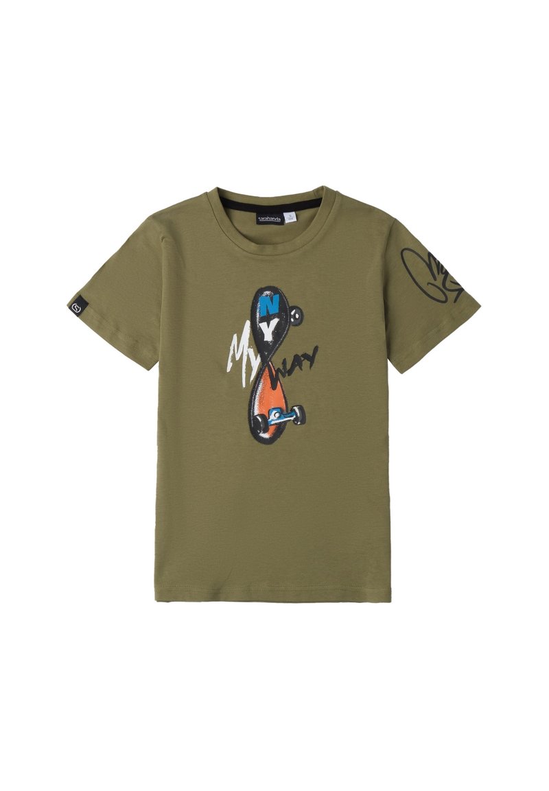 T-shirt à manches courtes vert olive en coton, avec un graphique coloré de skateboard et un design de texte à l'avant et une signature sur la manche.