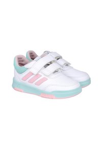 Zapatillas blancas con acentos en rosa y menta, dos correas de Velcro, material texturizado y una suela de goma con un borde en rosa y menta.