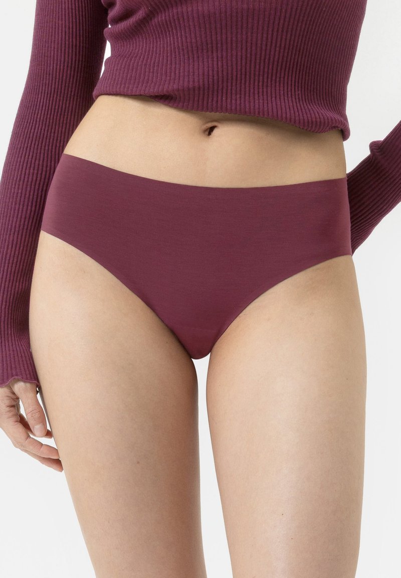 Slip in cotone bordeaux con una finitura liscia e vita media. Il design presenta un aspetto senza cuciture senza cuciture visibili.