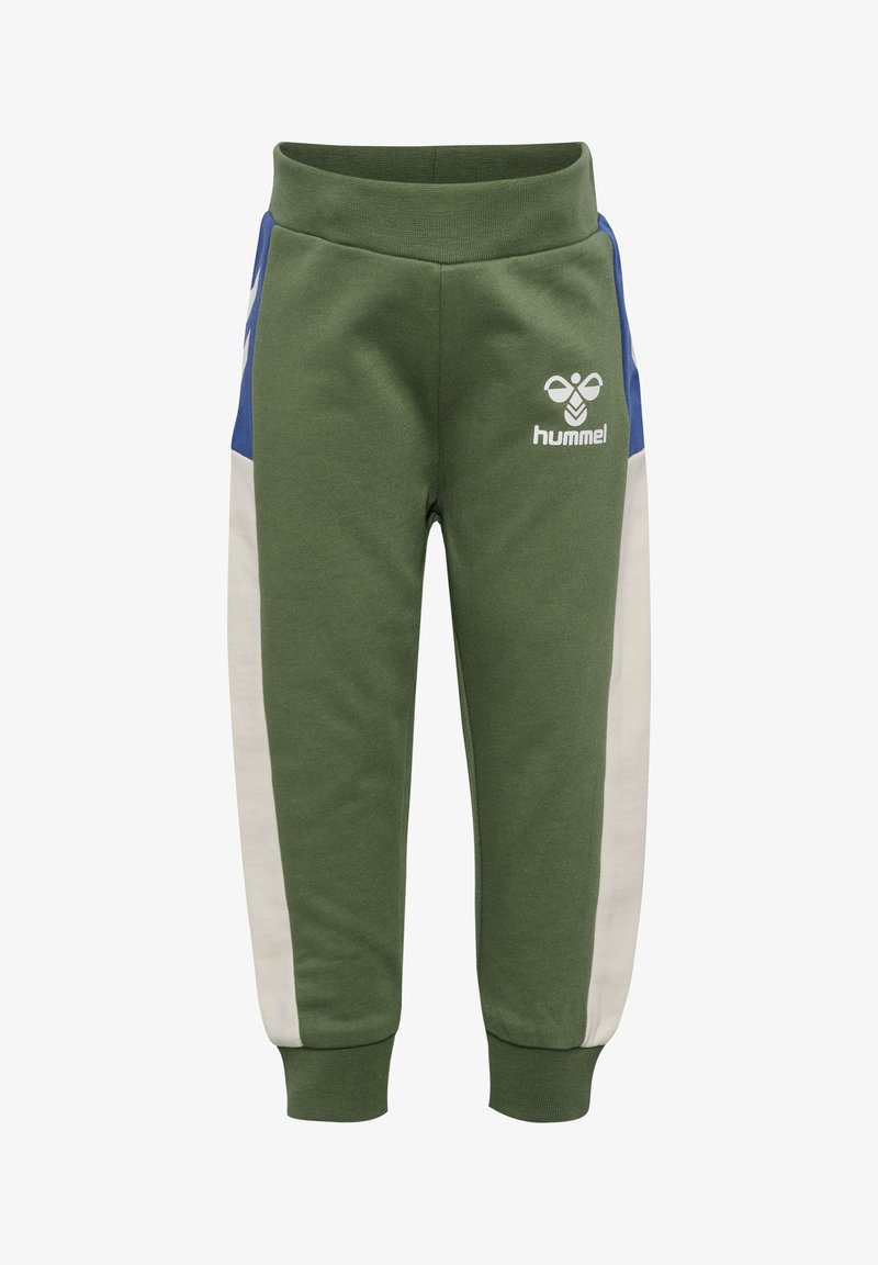 Grüne Sweatpants mit einem gerippten Bund, blauen Seiteneinsätzen und weißen Akzenten, sowie einem Hummel-Logo auf der Vorderseite. Aus weichem Material gefertigt.