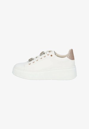 Zapatilla deportiva blanca de cuero con un talón texturizado y acentuado en dorado, que presenta tres detalles decorativos similares a hebillas en el cordón. Suela gruesa y tipo plataforma.