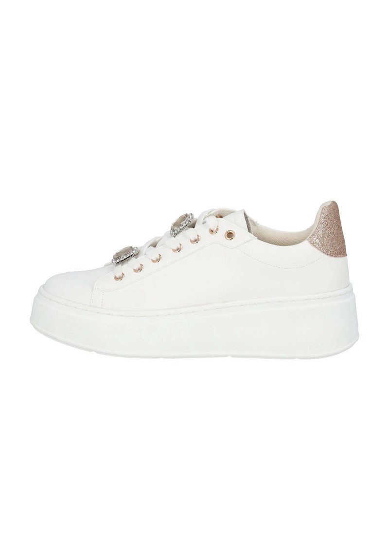 Sneaker bianco in pelle con un tallone testurizzato e accenti dorati, caratterizzato da tre dettagli decorativi simili a fibbie sui lacci. Suola spessa e a piattaforma.
