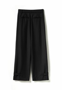 Melni plaši bikses ar gludu tekstūru, ar pielāgotu dizainu, aizmugurējām kabatām un pogātām aprocēm ap apakšmalu.