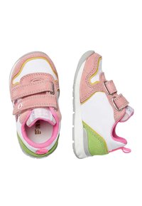 Sneakers per bambini con tomaia in suede rosa e sintetico bianco. Presentano cinturini in velcro, dettagli in verde e interni rosa. Suola leggera.