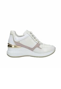 Sneaker bianca con parte superiore in pelle liscia, dettagli in camoscio e particolari metallici dorati sul tallone. Presenta un design con lacci e una suola ammortizzata.