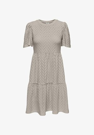 Īsie piedurknes, gaiši bēšas krāsas kleita ar teksturētu ševronu rakstu, ar slāņotu svārku un apaļu kakla izgriezumu.