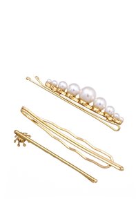 Des épingles à cheveux en or ornées de perles blanches de tailles variées. Trois designs : l'un avec une ligne droite de perles, l'autre ondulée, et le dernier uni.