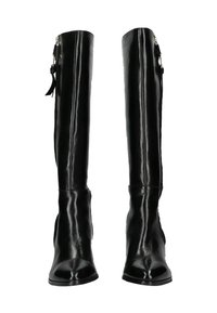 Botas de cuero negro por encima de la rodilla con un acabado brillante, diseño de punta afilada y cremalleras laterales. Presentan acentos decorativos de borlas.