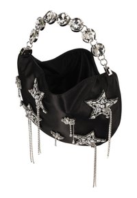 Černá saténová taška s hvězdnými ozdobami, krystalovými detaily a zdobenou držadlem s kamínky. Zakřivený tvar s visícími řetízky pro zvýraznění designu.