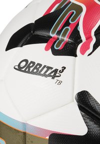 Pallone da calcio bianco con superficie testurizzata, caratterizzato da motivi astratti neri, rossi, blu e verdi. Contrassegnato "ORBITA 3 TB" in nero.