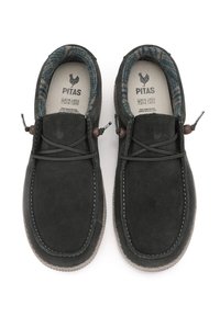 Chaussures mocassins en suede gris foncé avec une doublure en tissu texturé et à motifs, ornées de lacets décoratifs, dotées de boucles de tirage ronde pour un enfilage facile.