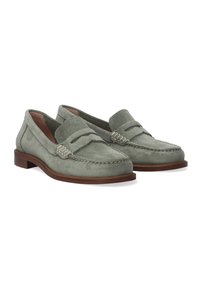 Wildleder-Loafers in gedämpftem Grün mit einer genähten Mokassinzehen-Design und einem ledergefütterten Innenraum, ausgestattet mit einem niedrigen braunen, gestapelten Absatz.