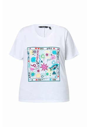 Weißes T-Shirt mit kurzen Ärmeln und bunten meeresbezogenen Designs, einschließlich Fische, Muscheln, Herzen, Sterne und die Wörter „Vacation“, „Summer“ und „Aloha“.