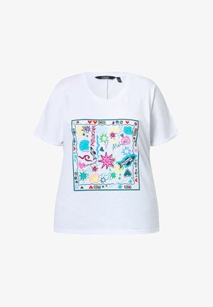 Biały T-shirt z krótkim rękawem z kolorowymi motywami morskimi, w tym rybami, muszlami, sercami, gwiazdkami oraz słowami "Vacation", "Summer" i "Aloha".