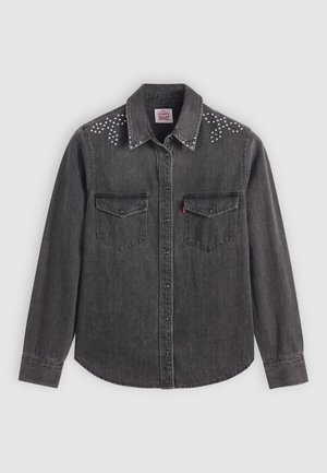 Zwarte denim overhemd met lange mouwen, puntkraag, twee borstzakken, zilveren studs op de schouders, knoopsluiting aan de voorkant.