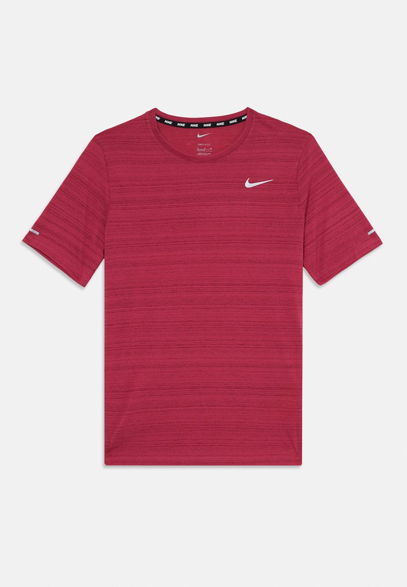 Camiseta deportiva roja hecha de tela texturizada, con cuello redondo, mangas cortas y un logo reflectante de Nike en el pecho.