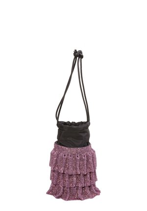 Gyöngyökkel díszített kézitáska, amelynek rózsaszín, fodros alsó része van, valamint fekete, húzózsinóros teteje. Fényes gyöngyhöz hasonló textúrákkal és ráncolt dizájnnal rendelkezik.