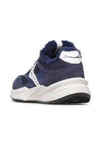 Sneaker blu navy con tomaia in camoscio misto e rete, colletto in pelliccia sintetica, dettagli bianchi e suola in gomma testurizzata con motivo di battistrada visibile.