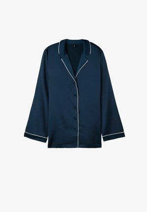 Chemise de pyjama en satin bleu marine avec un col classique, passepoil blanc, manches longues et fermeture à boutons sur le devant. Texture lisse, coupe décontractée.