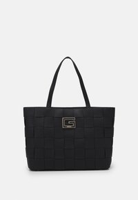 Zwarte geweven draagtas met dubbele handvatten, voorzien van een gouden logo-accent aan de voorkant, vervaardigd uit duurzaam synthetisch materiaal.