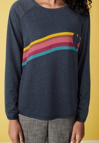 Langärmliges Navy-Shirt mit einem bunten Streifendessin in Gelb, Pink und Teal; aus weichem Stoff gefertigt und mit Rundhalsausschnitt.