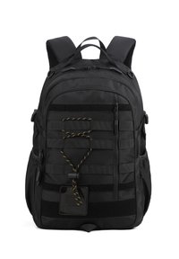 Zaino nero realizzato in nylon resistente. Presenta spallacci regolabili, cerniere, anelli in tessuto e una patch testurizzata sul fronte.