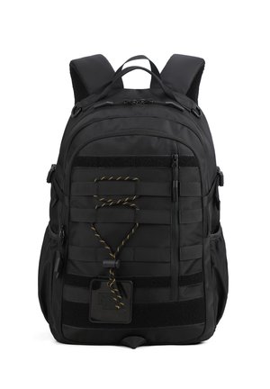 Zaino nero realizzato in nylon resistente. Presenta spallacci regolabili, cerniere, anelli in tessuto e una patch testurizzata sul fronte.