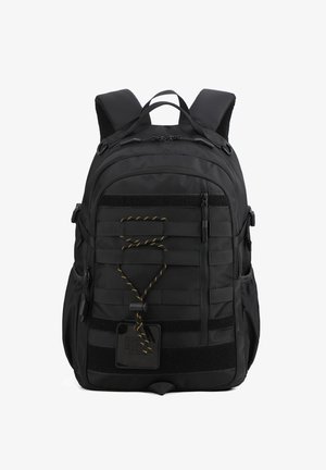 Sac à dos noir fabriqué en nylon durable. Dispose de bretelles réglables, de fermetures éclair, de boucles en sangle et d'un patch texturé à l'avant.
