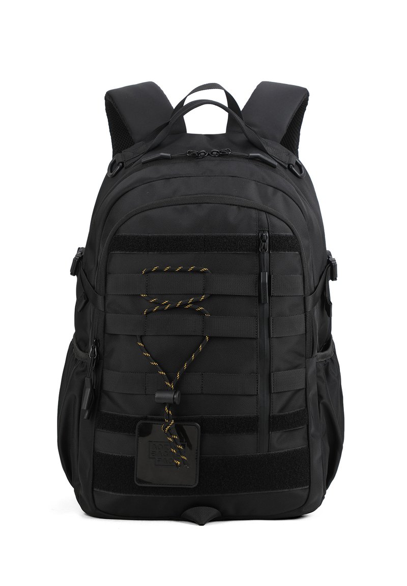 Zaino nero realizzato in nylon resistente. Presenta spallacci regolabili, cerniere, anelli in tessuto e una patch testurizzata sul fronte.
