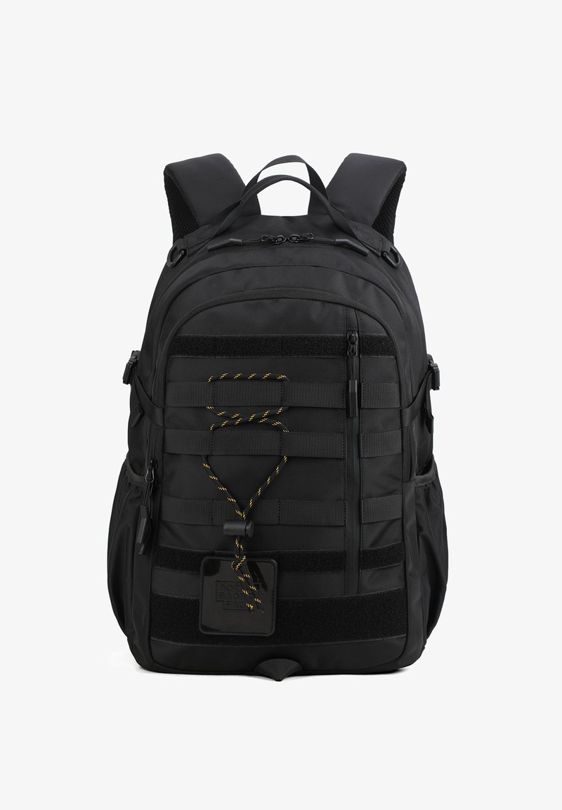 Zaino nero realizzato in nylon resistente. Presenta spallacci regolabili, cerniere, anelli in tessuto e una patch testurizzata sul fronte.
