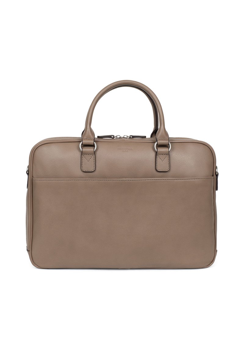 Borsa per laptop in pelle color taupe, con due manici superiori, chiusura a zip e una tasca frontale piatta. Tessuto liscio con dettagli di cucitura discreti.