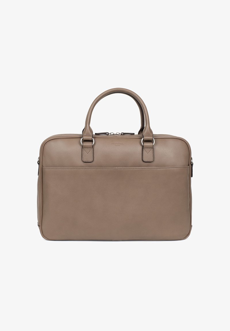 Borsa per laptop in pelle color taupe, con due manici superiori, chiusura a zip e una tasca frontale piatta. Tessuto liscio con dettagli di cucitura discreti.