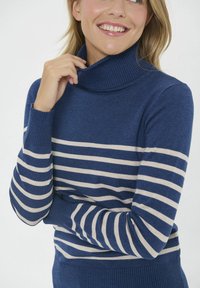 Pulover bleu cu guler înalt, realizat din material tricotat moale, având dungi orizontale crem și manșete și tiv cu nervuri.