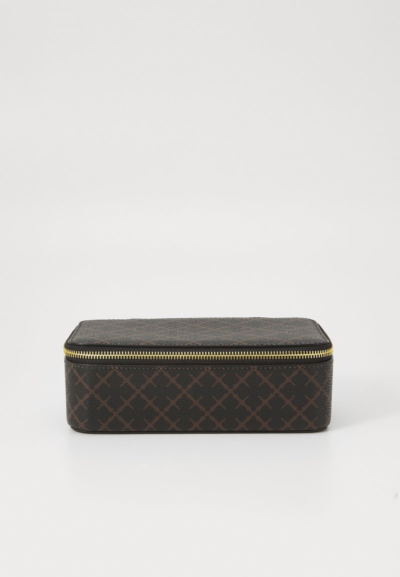 Necessaire rettangolare con zip di colore marrone scuro, impreziosita da un motivo geometrico in rilievo, dotata di zip dorata e superficie texturizzata.