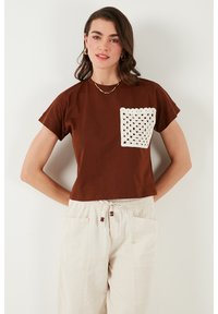 REGULAR FIT - Marškinėliai su spaudiniu - brown