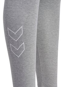 Grijze sportleggingen met een gladde textuur hebben twee witte chevron-graphics op het onderste deel van het linkerbeen, wat bijdraagt aan een modern ontwerp.
