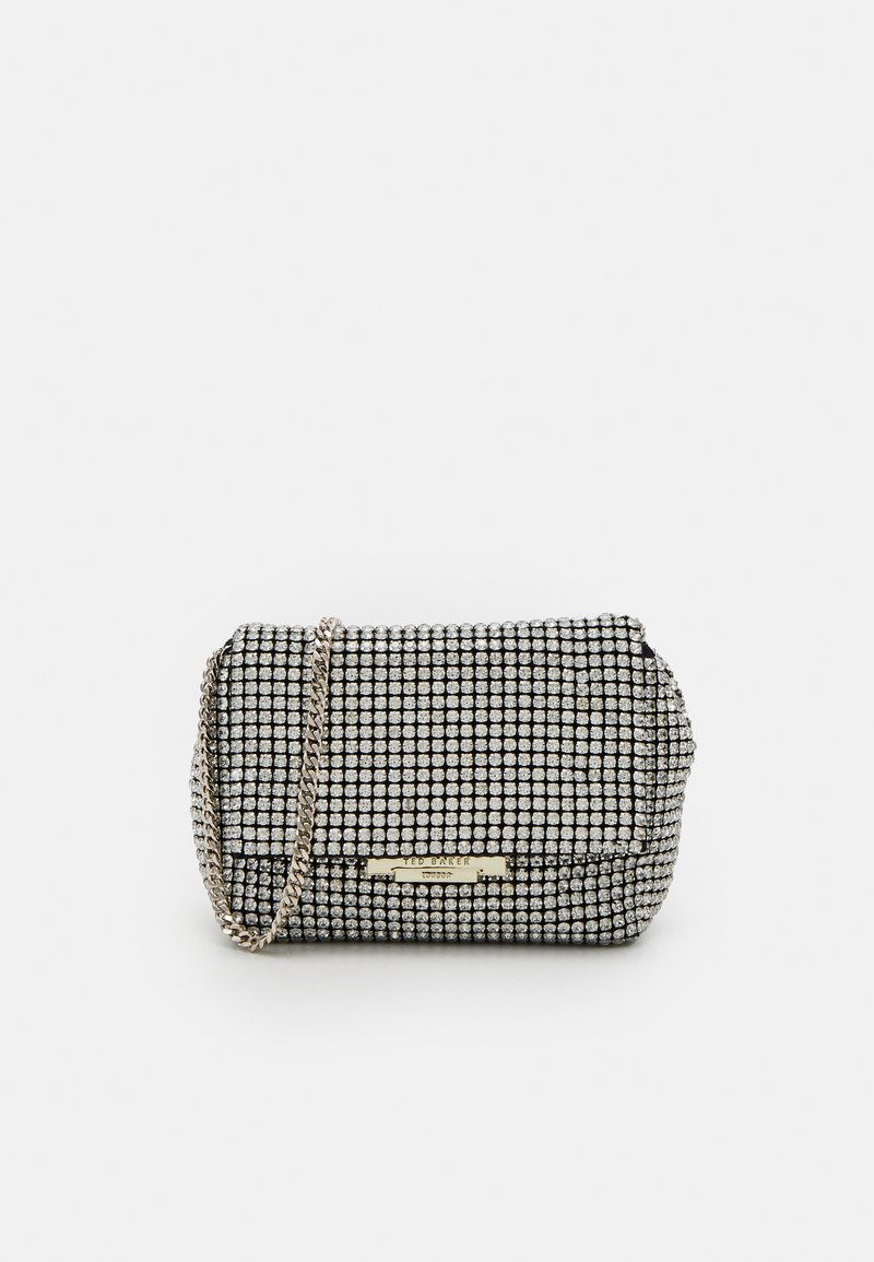 Sort og sølv rektangulær handbag med en metal kædestrop, dækket af små, skinnende nitter. Har en guldfarvet mærkeplade på fronten.