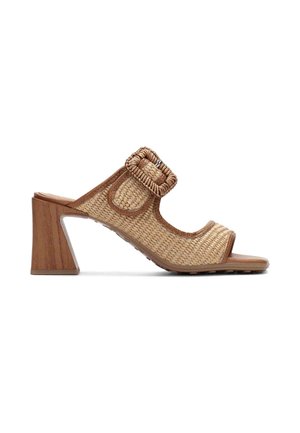 Sandalo con tacco in paglia intrecciata, a punta quadrata e con una fibbia decorativa marrone. Presenta un tacco a blocco spesso e una suola strutturata.