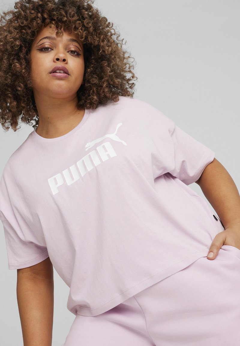 Puma CROPPED LOGO TEE - Apdrukāts T-krekls - grape mist