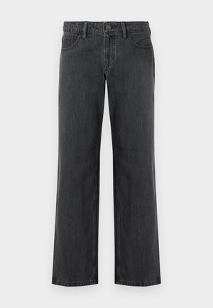 Jeans gris foncé à jambes larges en denim, avec une ceinture standard, cinq poches et une fermeture à bouton. Texture lisse et coutures uniformes.