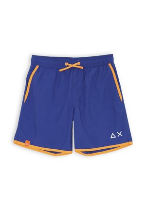 Costumi da bagno blu con vita elastica, cordoncino arancione e accenti laterali. Presenta un logo bianco e un orlo arancione a contrasto. Materiale leggero.
