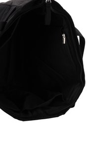 Sort stof totebag med en rummelig inderside, der har en lynlåslomme. Ydersiden har en glat tekstur og robuste håndtag.