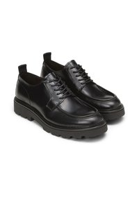 Zapatos de cuero negro con un acabado suave, diseño de cordones y suela de goma resistente. Presentan un cap toe cosido y una pestaña en la parte trasera.