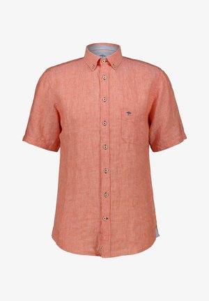 Camisa de manga corta con botones en tejido coral texturizado, con cuello abotonado y pequeño logo bordado en el bolsillo del pecho.