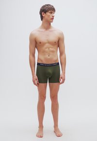 Πράσινα χακί boxer briefs με μπλε σκούρο λάστιχο μέσης που φέρει την επιγραφή "POLO RALPH LAUREN" σε λευκό χρώμα. Λείο, ελαστικό υλικό; στενή εφαρμογή.