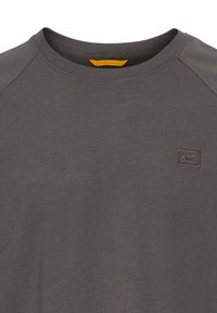 Graues Langarm-T-Shirt mit runder Ausschnittlinie und Raglanärmeln. Verfügt über ein kleines Logo-Patch in der Mitte sowie ein kontrastierendes orangenes Innenetikett.