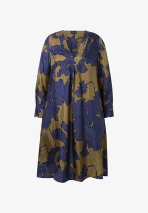 Länger geschnittenes, locker sitzendes Kleid mit langem Arm und V-Ausschnitt, das große blaue Blumenmuster auf einem olivgrünen Hintergrund zeigt.