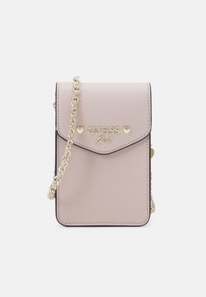 Lille blush-lyserød crossbody-taske med guld kædestrop og "GUESS Girl"-logo med hjerteaccents på frontklappen.